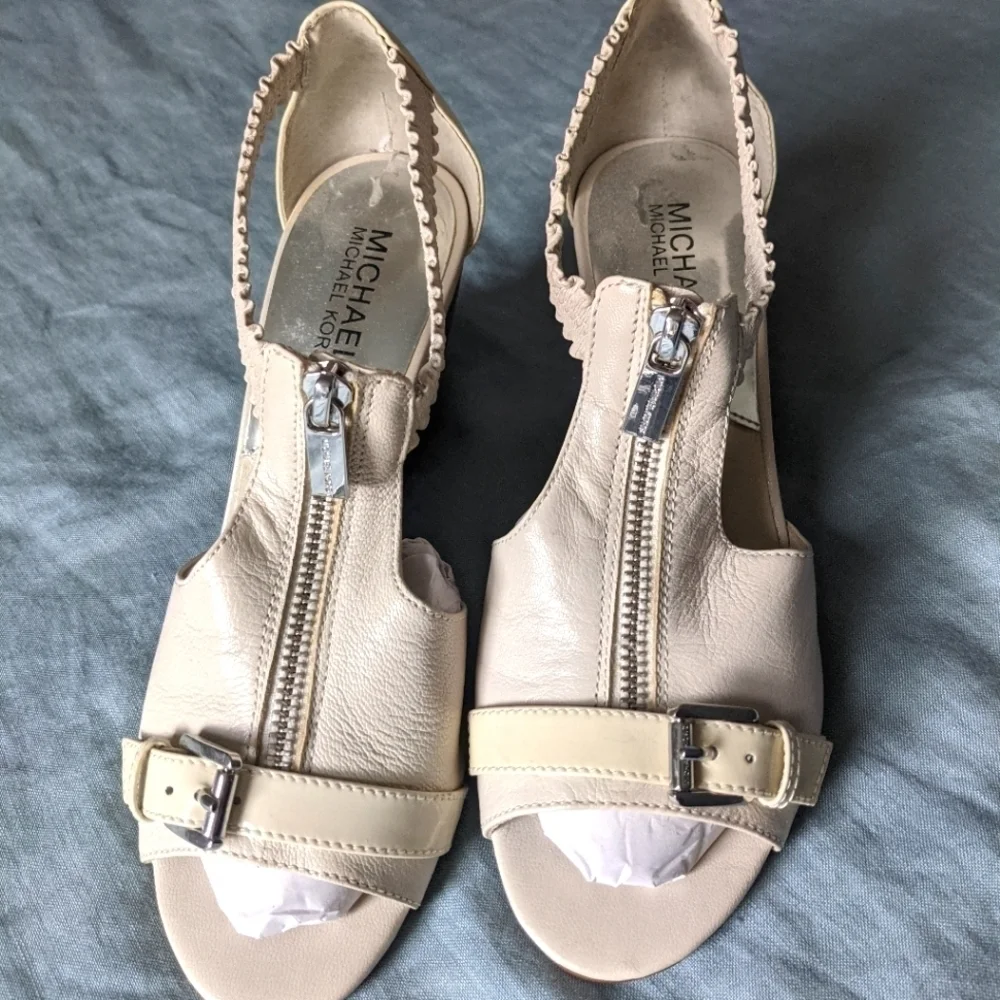𝅺MICHAEL by Michael Kors Wedge Ivory Leather Sandal with Buckle and Zip Front 7